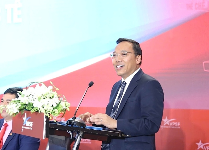 Deputy Minister of Industry and Trade Nguyen Hoang Long speaks at the dialogue session.