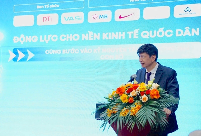 Nguyen Quoc Khanh, Chairman of DTJ Group, speaks at the event