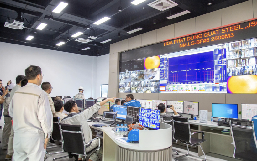 Engineers monitor technical indicators of the blast furnace from the central control room. Source: Hoa Phat