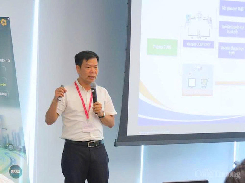 Mr. Nguyen Huu Tuan, Director of the Center for E-commerce and Digital Technology Development, shares about the legal aspects of e-commerce in Vietnam. Photo: Nguyen Ngoc
