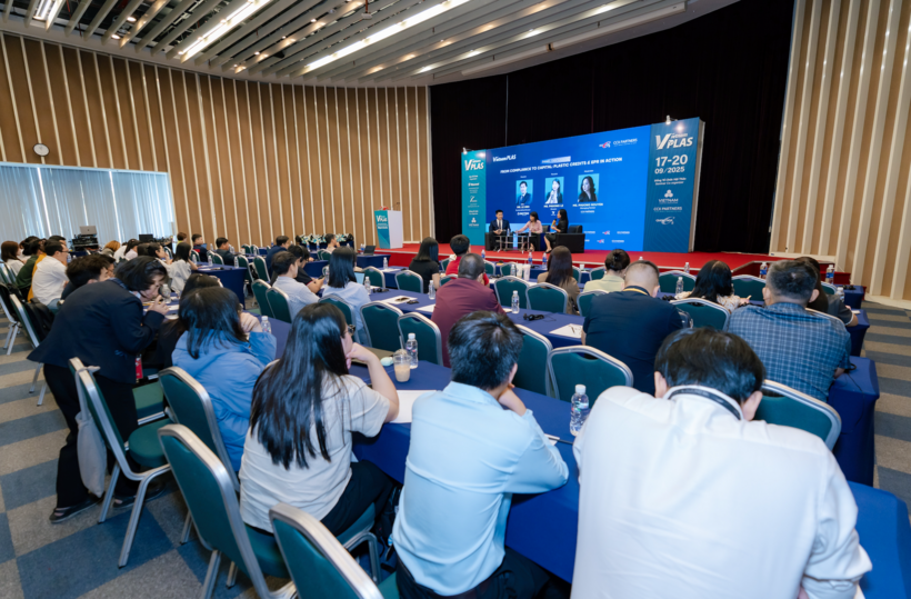 Plastic industry leaderships and international exhibitors attending Seminar inside Vietnam Plastics and Rubber Industry Exhibition 2025