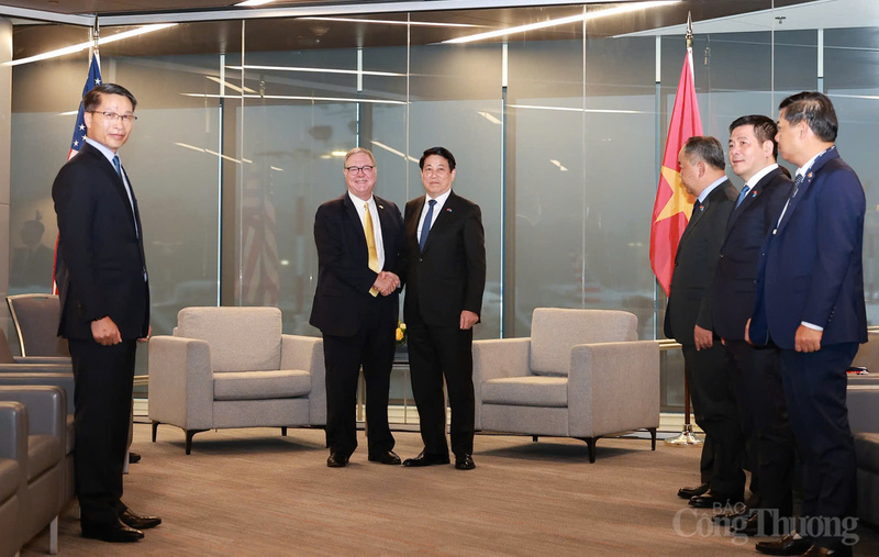 Minister of Industry and Trade Nguyen Hong Dien, along with leaders of other ministries and sectors, accompanied President Luong Cuong in receiving Washington State Lieutenant Governor Denny Heck.