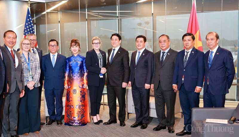 President Luong Cuong received Stephanie Pope, President and Chief Executive Officer of Boeing Commercial Airplanes.