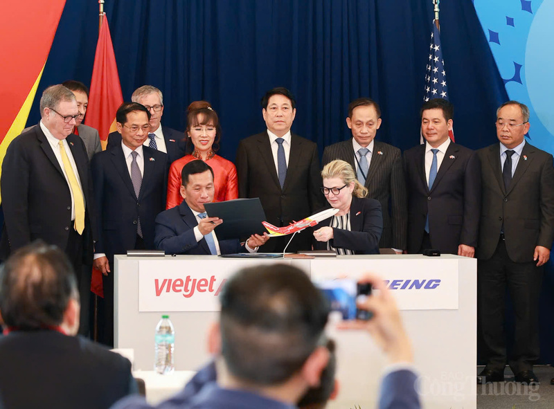 President Luong Cuong, together with senior leaders of both countries and business partners, witnessed the handover ceremony.