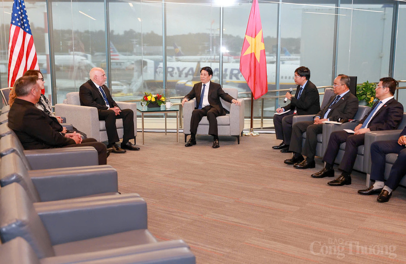 President Luong Cuong received Ron Vachris, President and Chief Executive Officer of the U.S. retail giant Costco.
