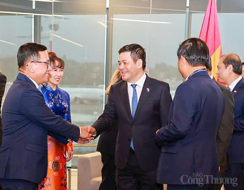 Minister of Industry and Trade Nguyen Hong Dien met and held discussions with business partners.