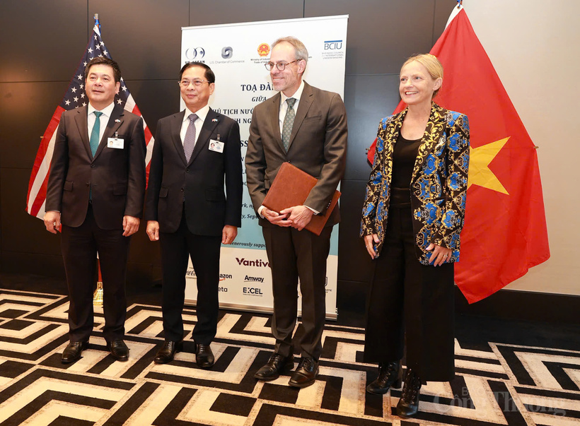 On the sidelines of the Roundtable, Deputy Prime Minister Bui Thanh Son and Minister of Industry and Trade Nguyen Hong Dien had a brief exchange with leaders of Amazon.