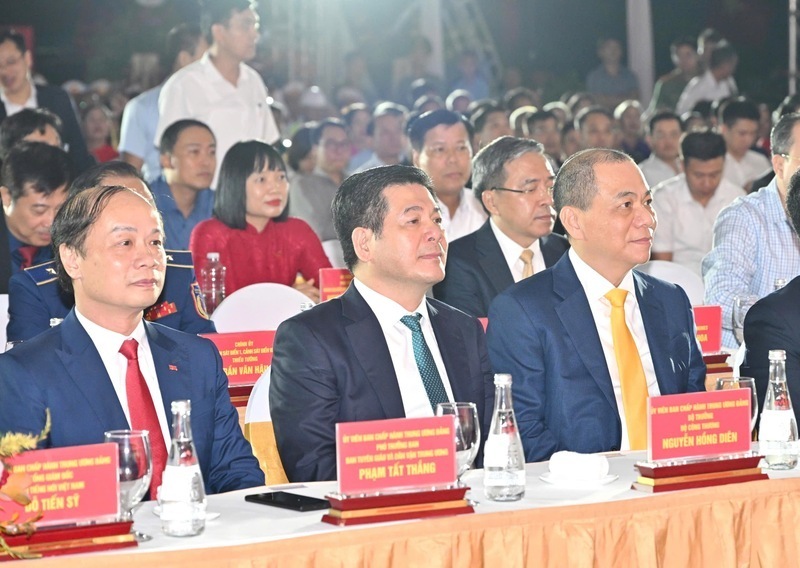 Minister of Industry and Trade Nguyen Hong Dien attended the event. Photo: Can Dung