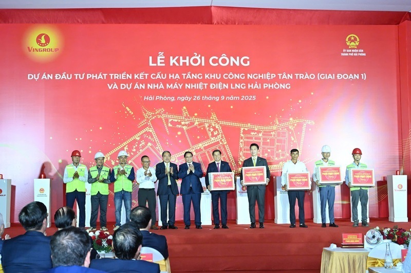 Prime Minister Pham Minh Chinh presents gifts to representatives of construction units of two key projects in Hai Phong City. Photo: Can Dung