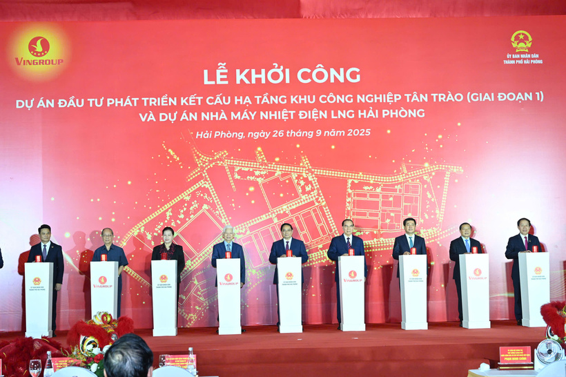 Prime Minister Pham Minh Chinh and delegates pressed the button to start two key projects in Hai Phong City. Photo: Can Dung