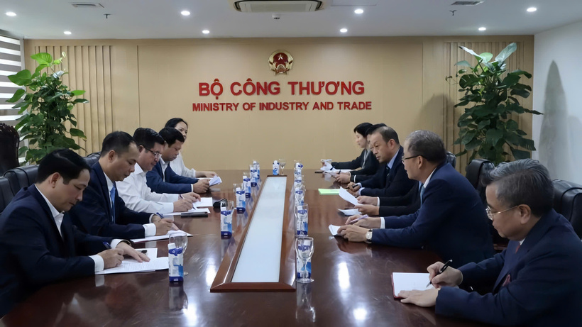 MoIT leader Nguyen Hong Dien and Toyota Asia President Tian Guohao during their talks in Hanoi on September 26.