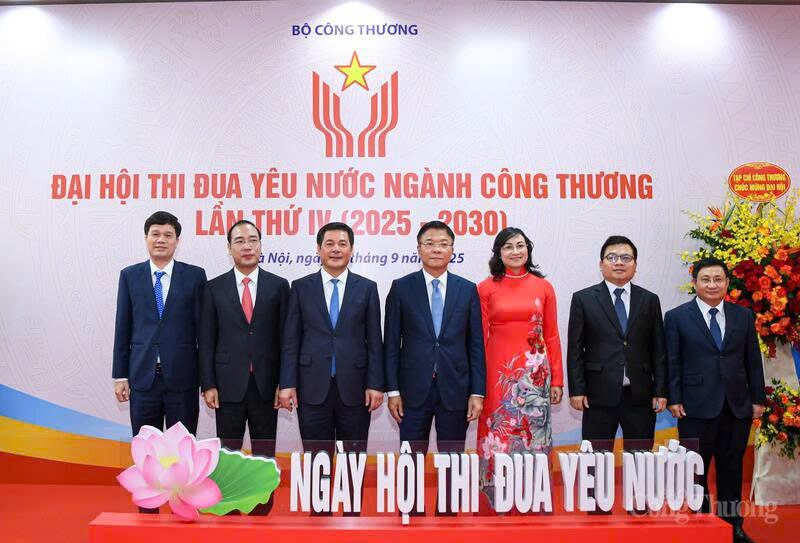 Deputy Prime Minister Le Thanh Long takes a joint photo with leaders of the Ministry of Industry and Trade and delegates attending the Congress. Photo: Can Dung