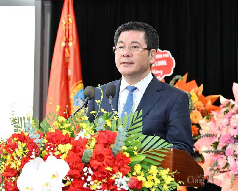 Minister Nguyen Hong Dien delivers the closing speech at the congress. Photo: Can Dung