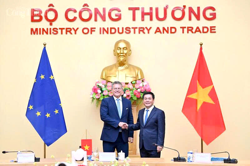 Minister of Industry and Trade Nguyen Hong Dien and European Union Commissioner for Trade and Economic Security Maros Sefcovic.