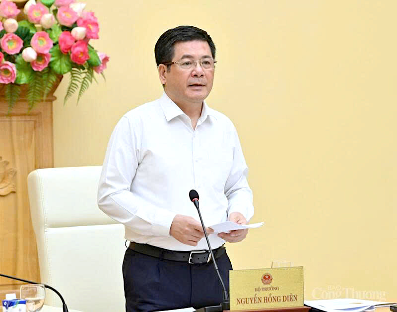 Minister Nguyen Hong Dien speaks at the seminar.