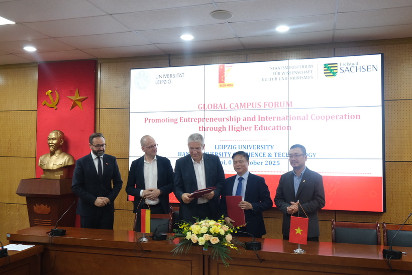 Signing ceremony of the cooperation agreement between Hanoi University of Science and Technology (HUST) and Leipzig University. Photo: Le An