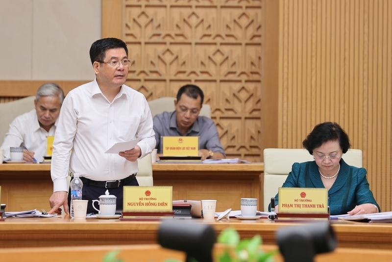 Minister of Industry and Trade Nguyen Hong Dien speaks at the meeting. Photo: VGP
