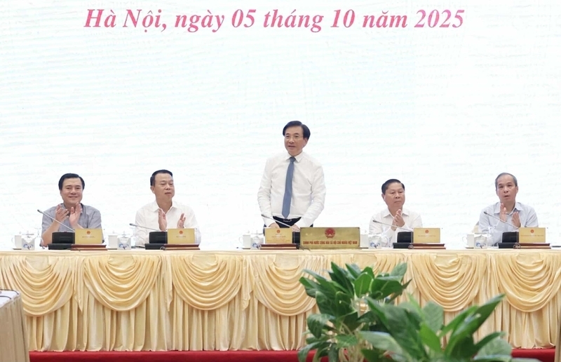 Minister, Head of the Government Office Tran Van Son, Government spokesman, chaired the regular Government press conference in September. Photo: VGP