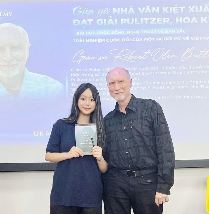 The author with Robert Olen Butler, the Pulitzer Prize-winning American novelist whose book, “A Good Scent from a Strange Mountain,” about the lives of Vietnamese people, greatly.
