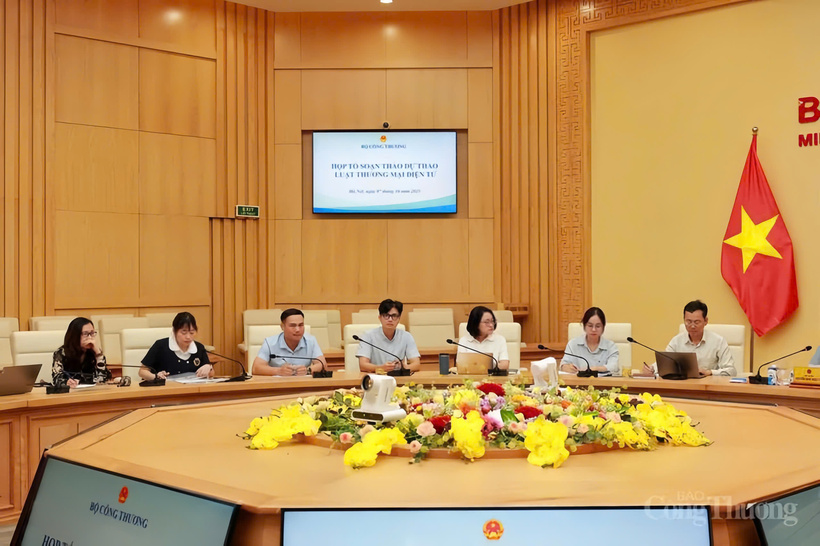 Members of the Drafting Committee are in attendance at the session.