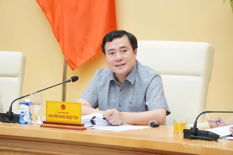 Deputy Minister of Industry and Trade Nguyen Sinh Nhat Tan delivers the concluding remarks of the session.