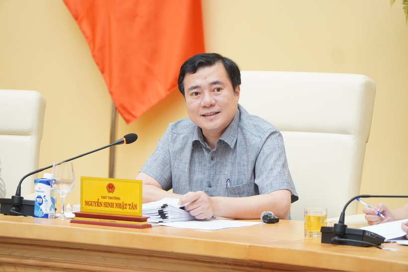 Deputy Minister of Industry and Trade Nguyen Sinh Nhat Tan