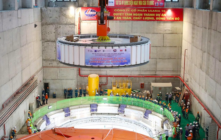 Unit 2 rotor reaches its position at Hoa Binh expansion.