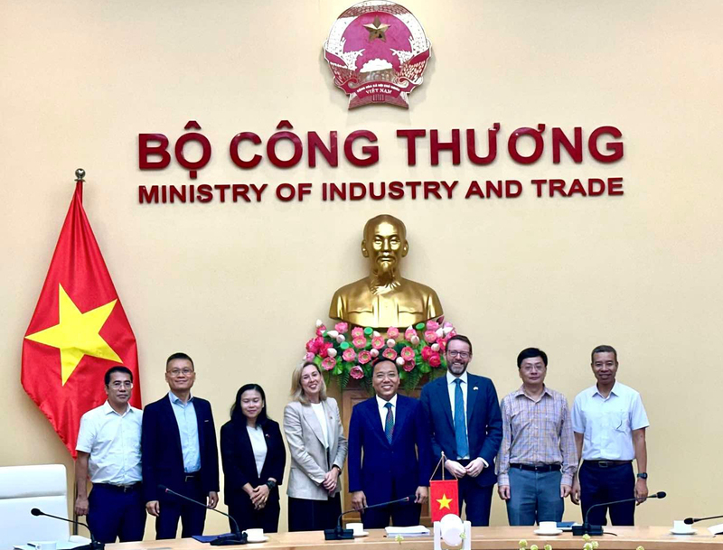 Deputy Minister Nguyen Hoang Long and the British Ambassador to Vietnam discuss priority areas for cooperation, especially under the JETP framework.