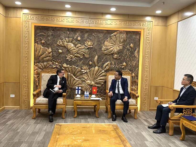 Deputy Minister Nguyen Hoang Long receives the Ambassador of Finland to Vietnam