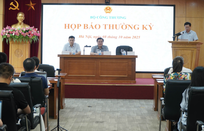 Deputy Minister Nguyen Sinh Nhat Tan chaired the press conference.