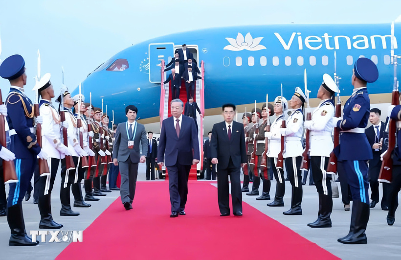 The welcoming ceremony for General Secretary To Lam at Pyongyang International Airport. Photo: VNA.