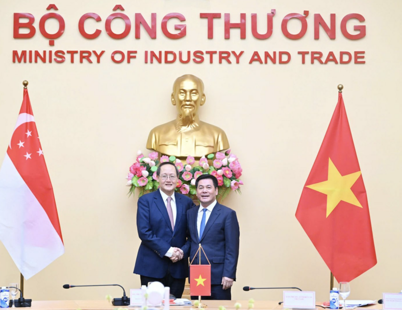 Minister of Industry and Trade Nguyen Hong Dien and Singapore’s Minister for Manpower, Second Minister for Trade and Industry, and Second Minister for Science and Technology Tan See Leng