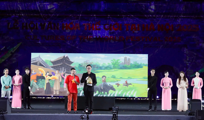 Charity auction at Hanoi World Culture Festival raises 2.5 billion VND for flood victims