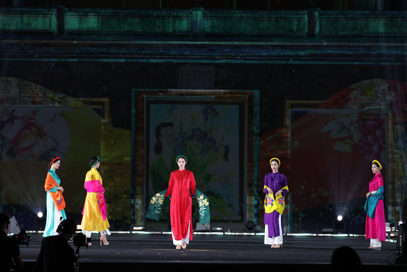 Vietnamese Ao Dai shine at Hanoi World Culture Festival alongside international fashion collections.