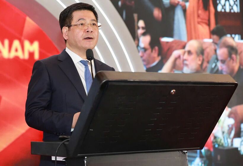 Minister Nguyen Hong Dien delivers remarks at the Vietnam - Pakistan Business Forum.