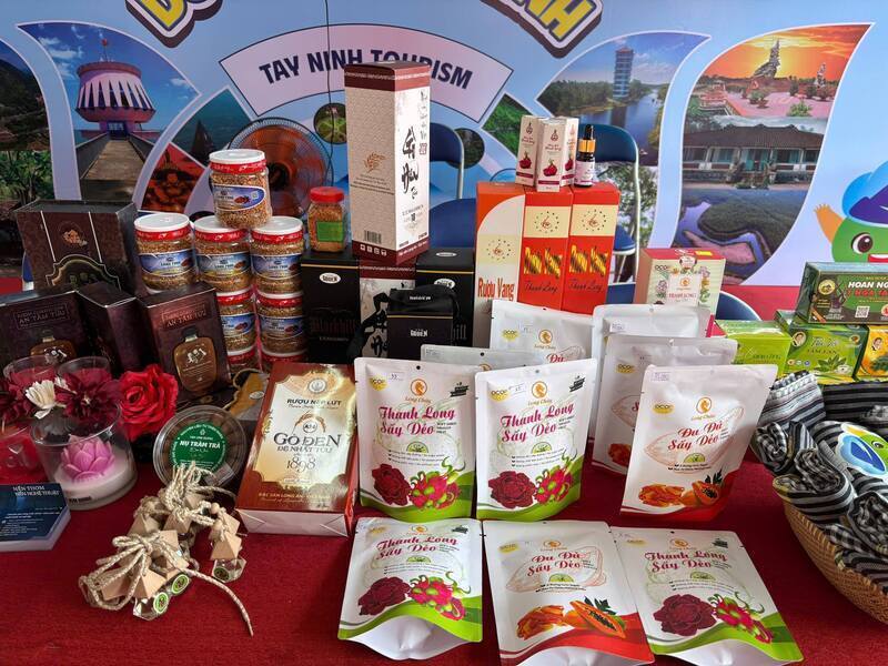 OCOP products under the Tay Ninh brand are being displayed and introduced at the 2025 Vietnam Golden Autumn Fair. Photo: Tay Ninh Provincial Portal.