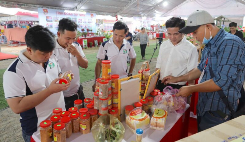 The three-star OCOP chili salt product is being showcased and promoted at the 2024 “Industry – Trade, OCOP Products and Regional Specialties Fair” in Tay Ninh Province. Photo: Tay Ninh Newspaper