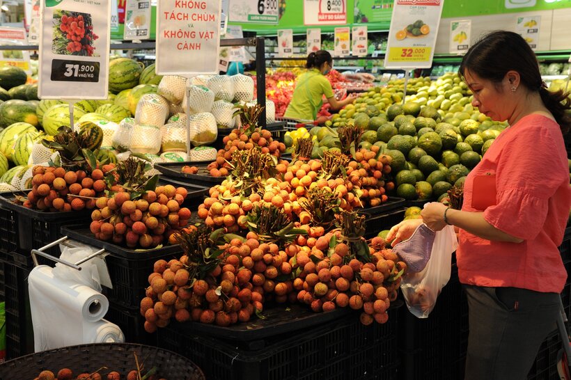 Women are the main drivers of green consumption. Photo: Can Dung