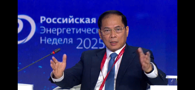 Deputy Prime Minister Bui Thanh Son delivers remarks at the Russian Energy Week Forum.