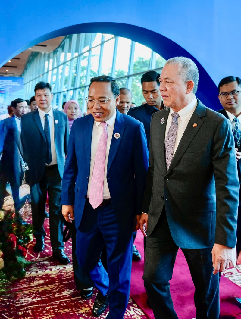 Deputy Minister Nguyen Hoang Long and Malaysia’s Deputy Prime Minister cum Minister of Energy Transition and Water Transformation Fadillah Yusof walk together into the conference hall.
