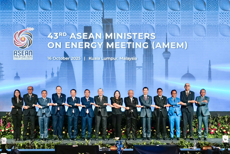 ASEAN Energy Ministers and Leaders of ASEAN energy cooperation organizations pose for a group photo.