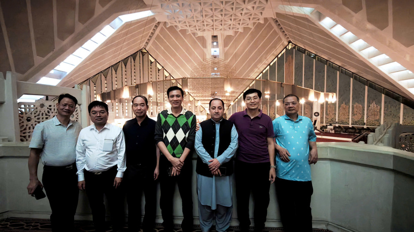 The Vietnamese delegation takes a photo with Pakistani entrepreneur Rabnawaz, who represents the new generation of ambitious and forward-looking business leaders in Pakistan today.