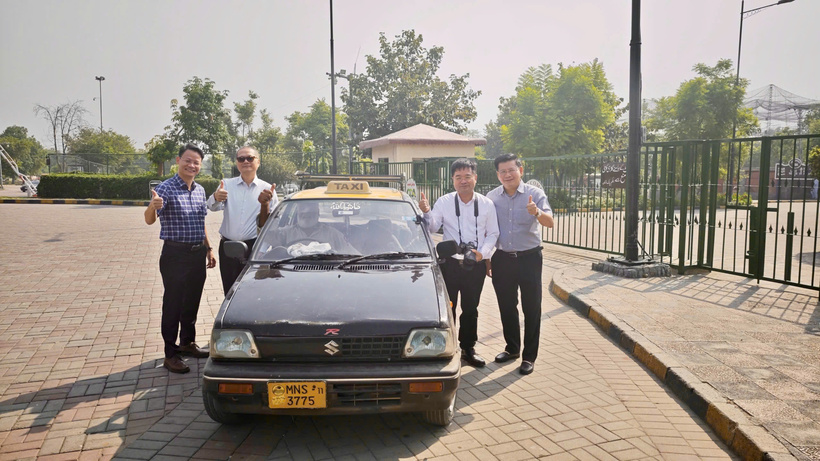 In Islamabad, old taxis are still in operation. In the photo, the author (second from right) with several members of the Vietnamese working delegation in Pakistan.