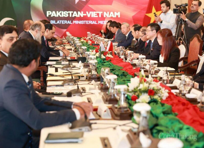 On October 14, 2025, in Islamabad, Pakistan, Vietnamese Minister of Industry and Trade Nguyen Hong Dien holds talks with Pakistan’s Minister of Commerce Jam Kamal Khan to promote bilateral economic and trade relations.