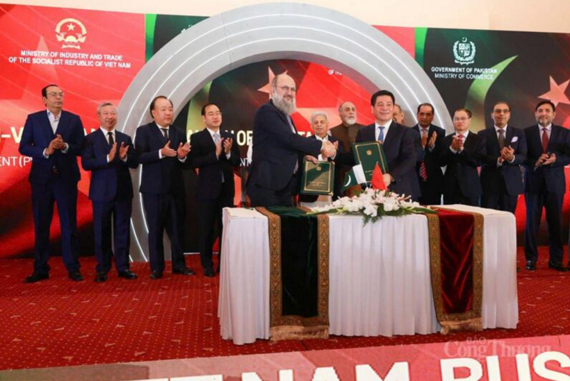At the Vietnam - Pakistan Business Forum, Minister Nguyen Hong Dien and Mr. Jam Kamal Khan, Pakistan’s Minister of Commerce, signed a Joint Declaration to launch negotiations on the Vietnam - Pakistan Preferential Trade Agreement (PTA).The agreement is expected to leverage the complementary strengths of the two dynamic economies, boosting bilateral trade turnover, currently under USD 1 billion per year, by 5 to 10 times in the coming years.