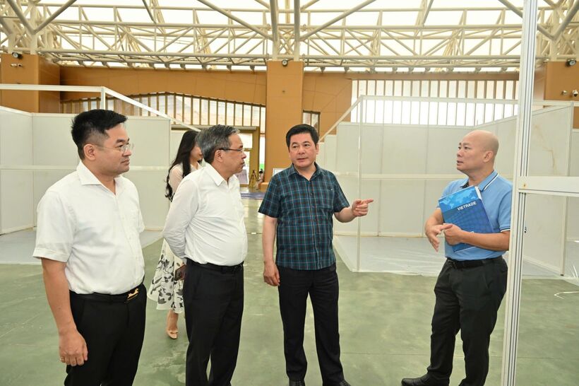 According to Minister Nguyen Hong Dien, the construction and organization period is short, but in recent days, all agencies from central to local levels, together with businesses and organizers, have been working around the clock to complete preparations and ensure the fair is ready.