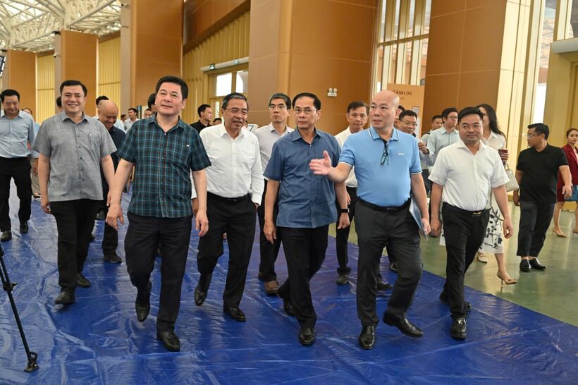 Deputy Prime Minister Bui Thanh Son, Head of the Steering Committee for the Vietnam Golden Autumn Fair 2025, and Minister Nguyen Hong Dien, Deputy Head of the Committee, inspect preparations for the Autumn Fair 2025 on the afternoon of October 19.