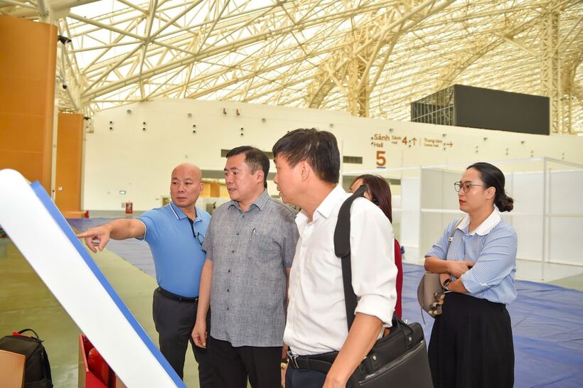 Deputy Minister of Industry and Trade Nguyen Sinh Nhat Tan, Head of the Permanent Organizing Committee of the Vietnam Golden Autumn Fair 2025 under MoIT, is present at the fair to encourage and supervise construction units, ensuring the schedule is met.