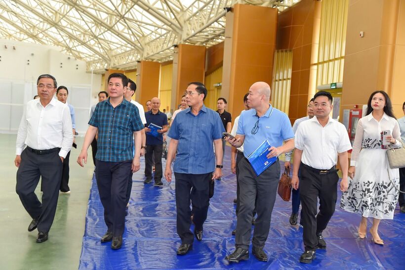 Leaders inspect construction progress of Vietnam Golden Autumn Fair 2025 - 1