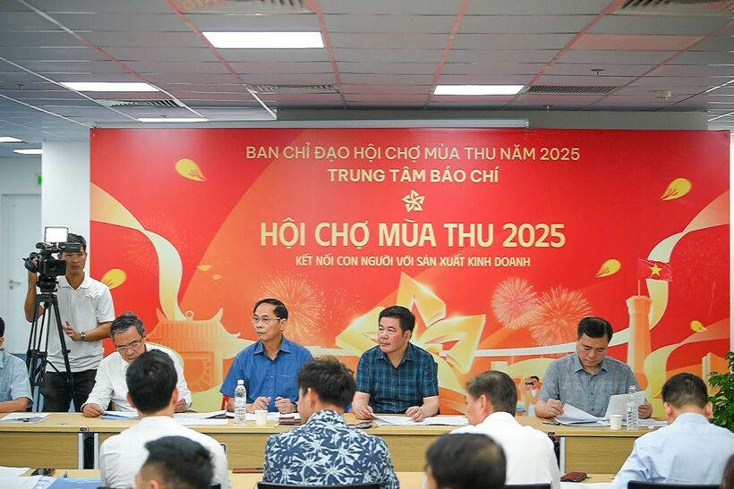 Deputy PM Bui Thanh Son and Minister Nguyen Hong Dien chair a meeting on the progress of construction and organization of the Vietnam Golden Autumn Fair 2025.